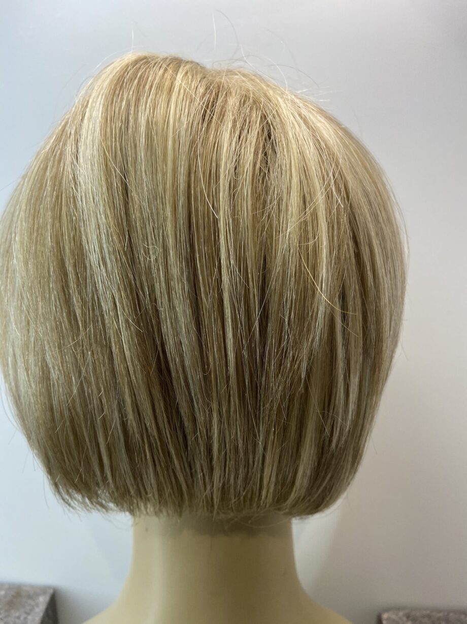 New blonde short wig. Blms6050