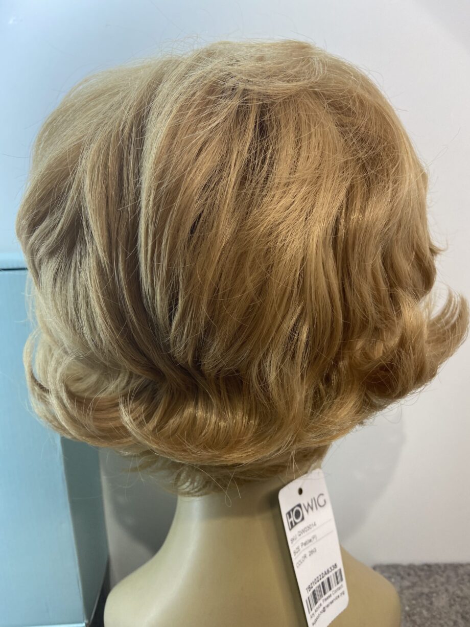 Blonde new wavy wig. Bblsc102