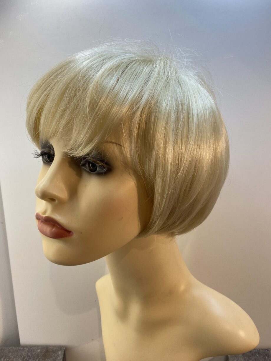 Light blonde wig. Blms513