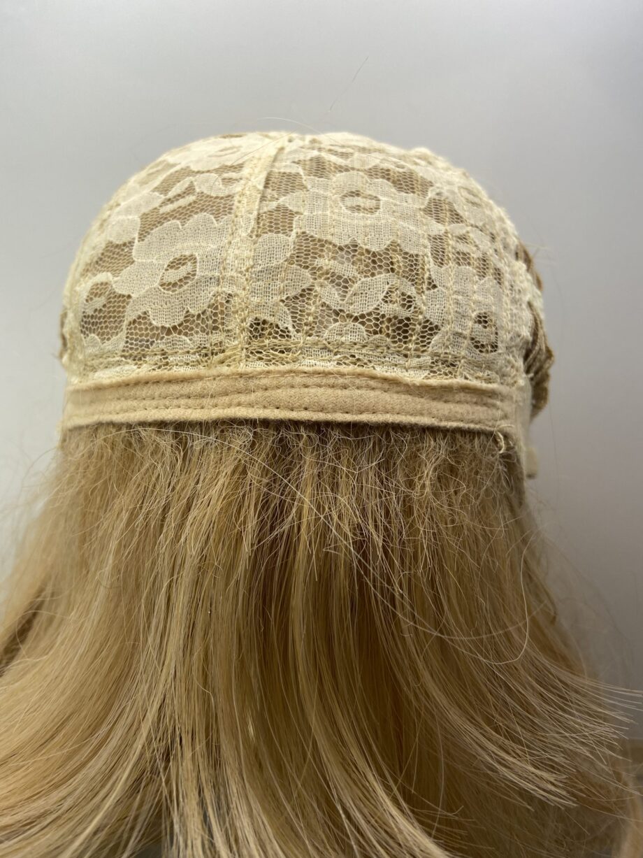 Very long blonde curly wig. Bllc87