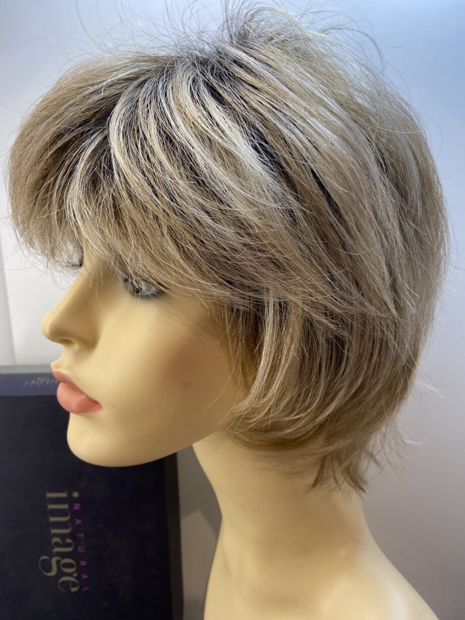 Rooted blonde mid length wig. Bblms122