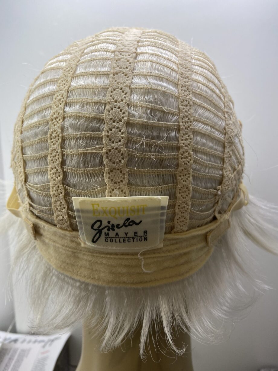 Exquisite Snow White short wig. Wss93