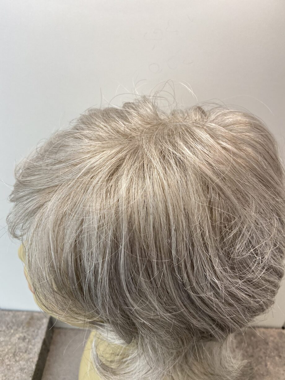Shiny grey paula young wig. Gmw94