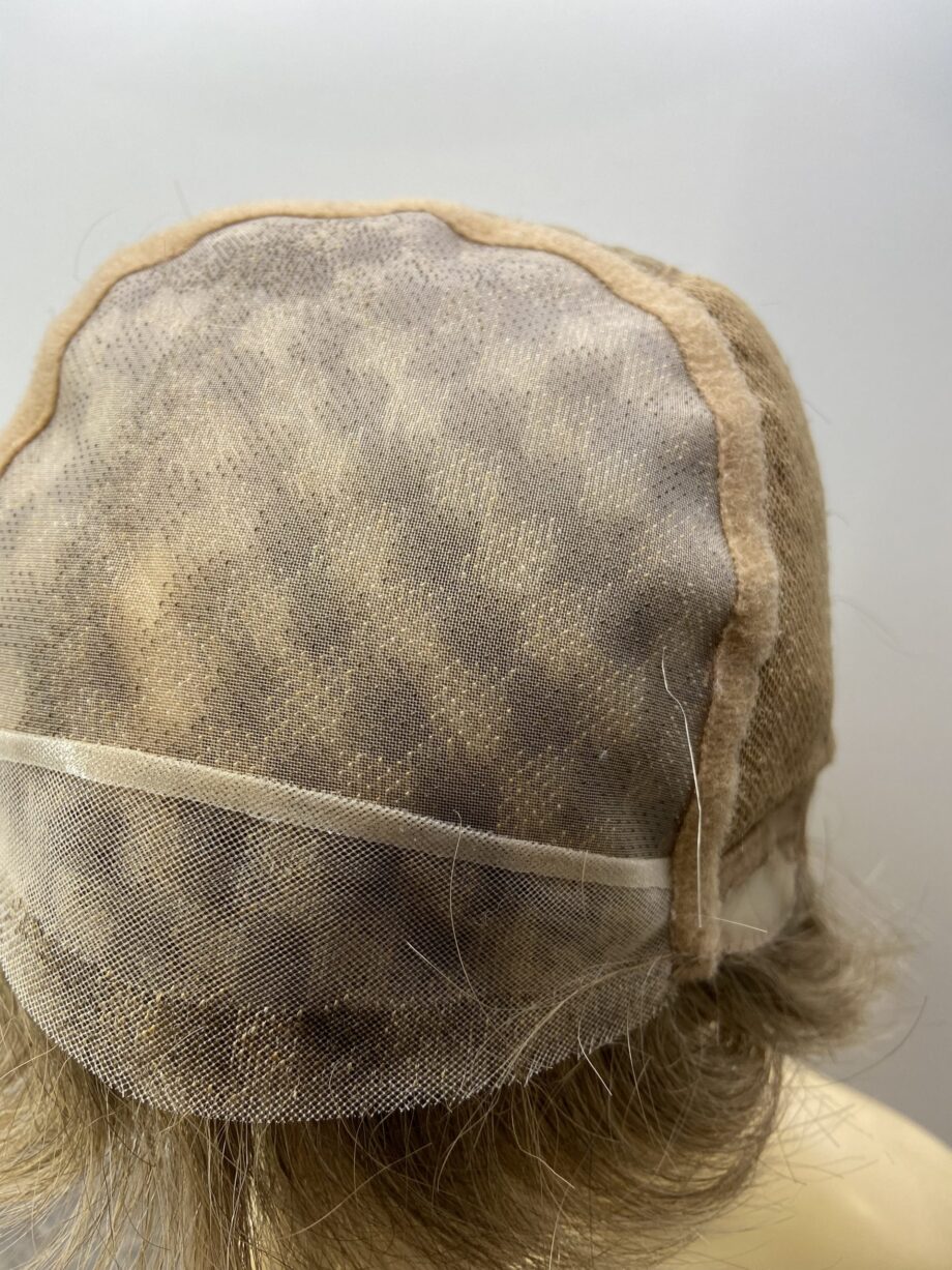 Soft cap light brown / blonde short wig. Blss7017