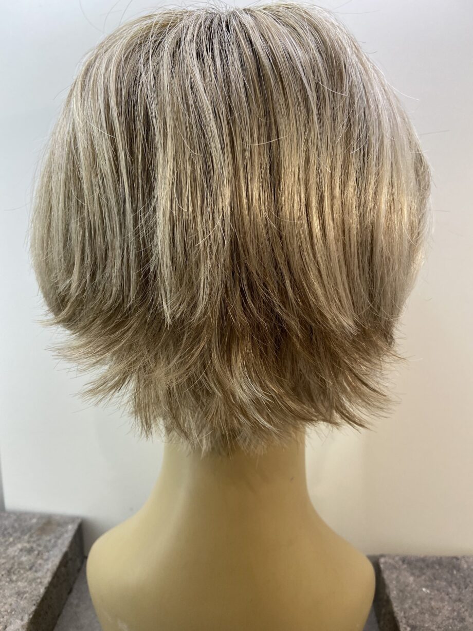 Trendy blonde rooted wig. Blss516