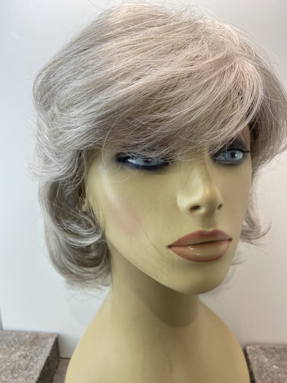 Shiny grey paula young wig. Gmw94