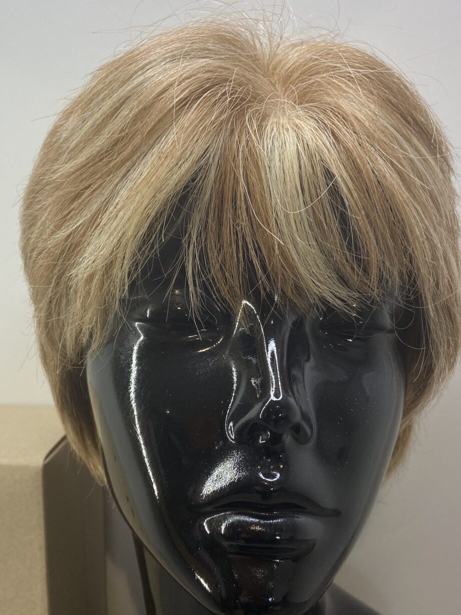 Short blonde straw swirl wig. Bblss142