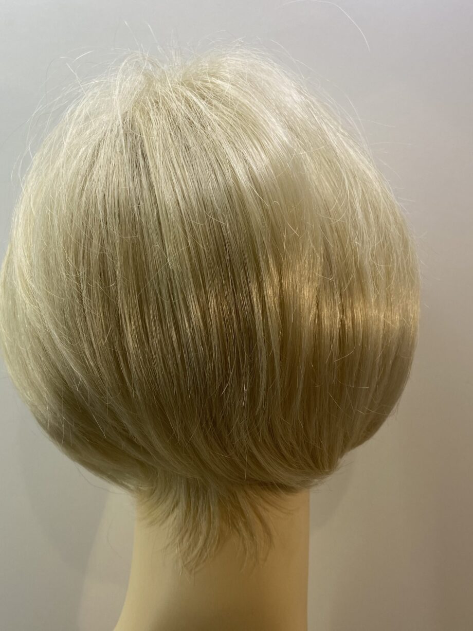 Light blonde wig. Blms513