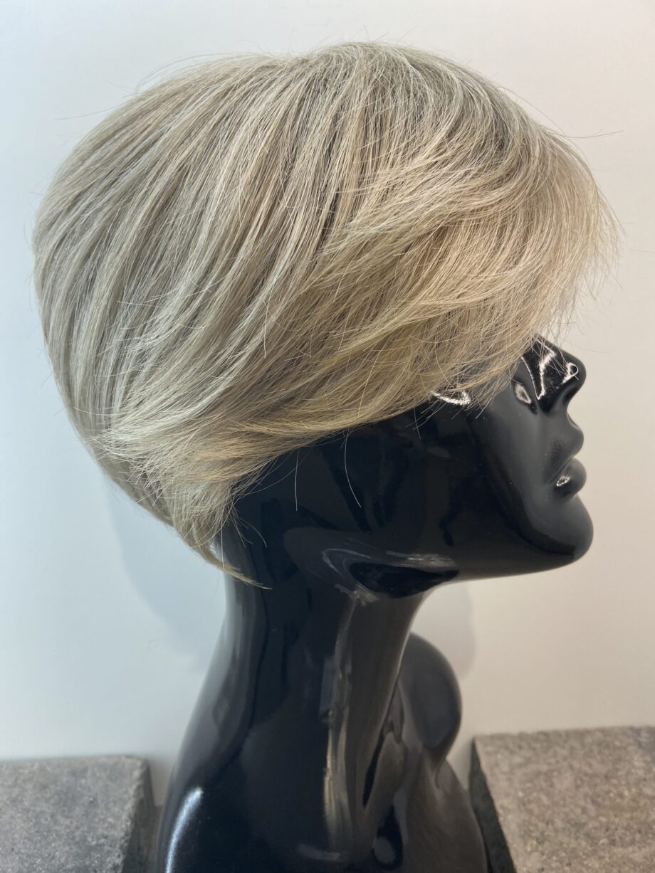 Blonde:grey wig. Gss5997