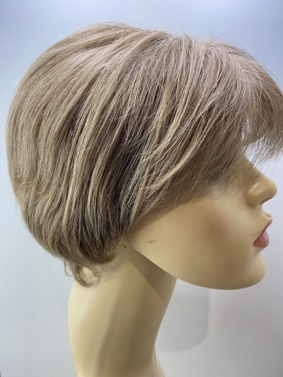 Soft cap light brown / blonde short wig. Blss7017