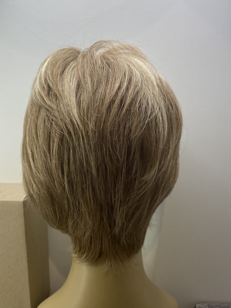 Straw swirl short blonde. Bblss140
