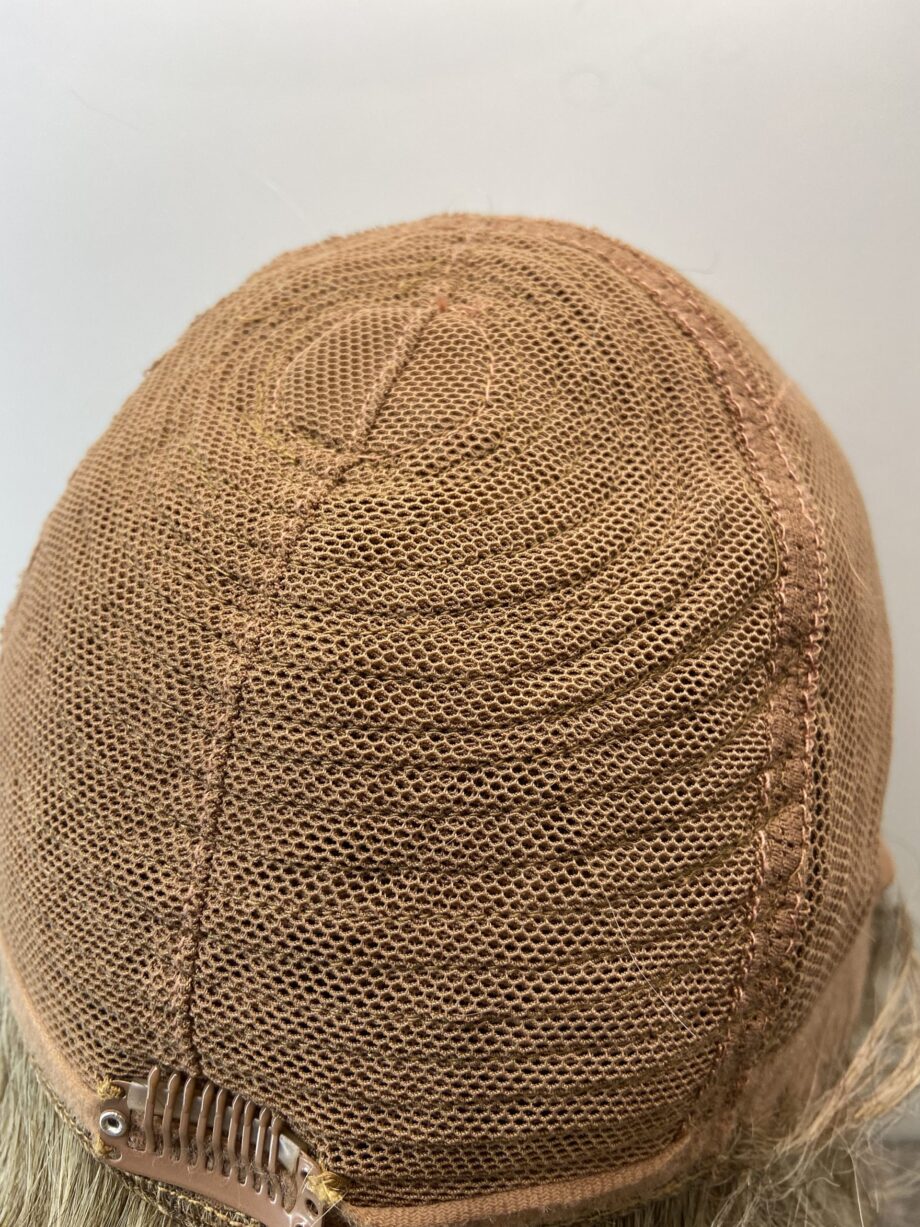Short blonde full wig. Blss98