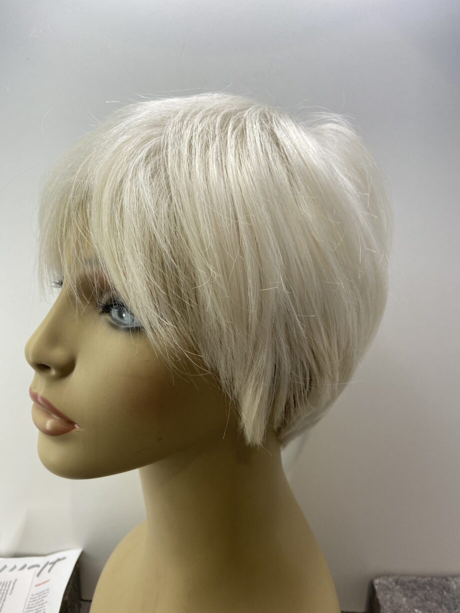 Exquisite Snow White short wig. Wss93
