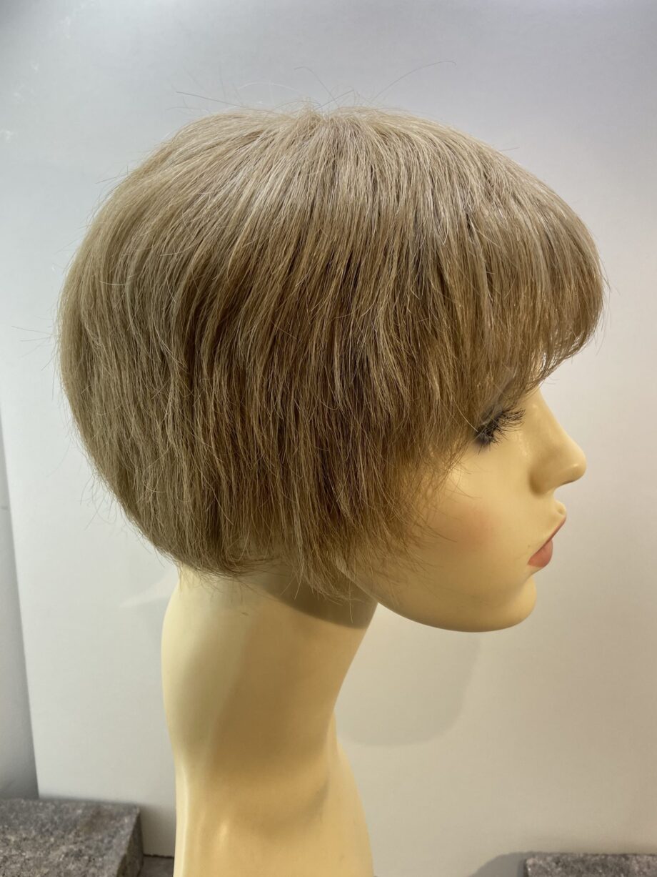 Light blonde short wig. Blss517