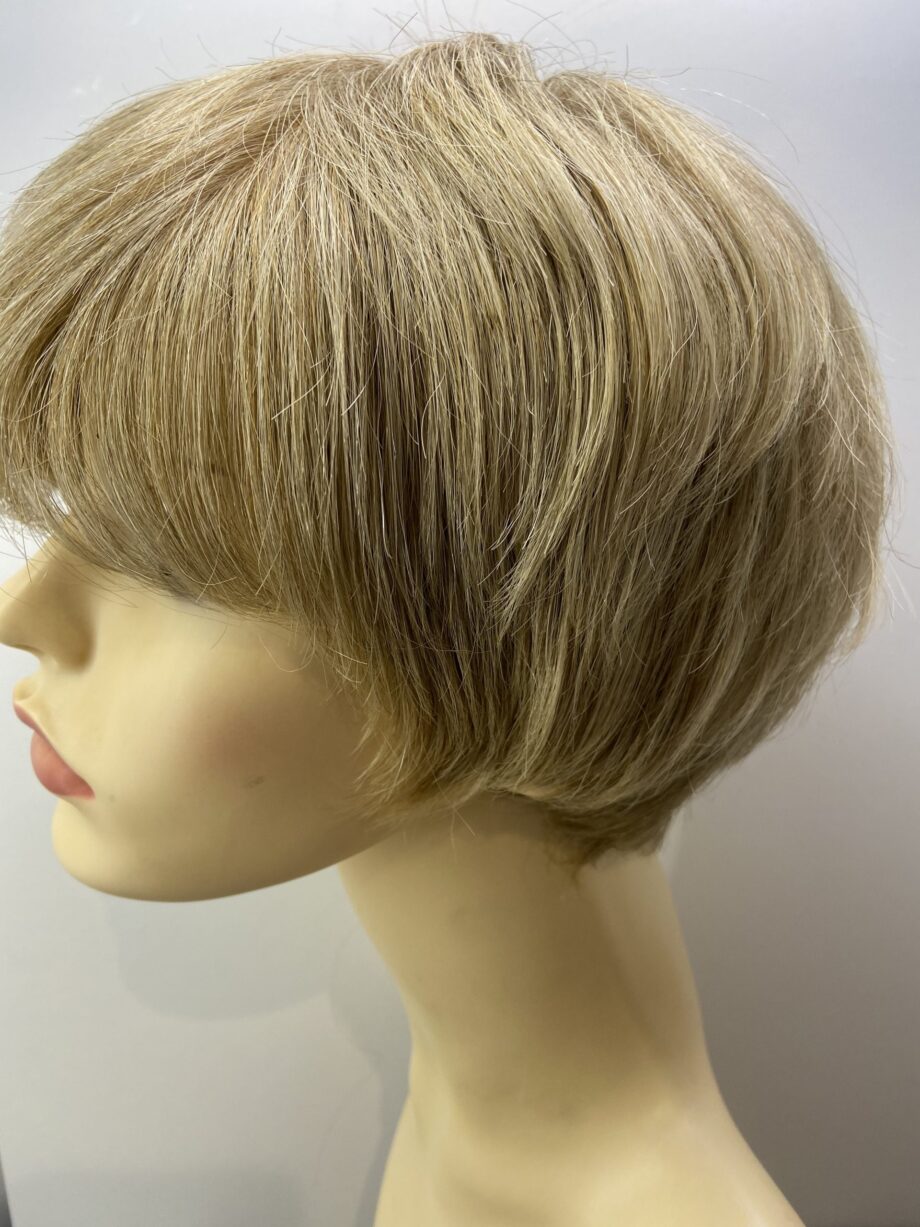 Short blonde stylish wig. Blss7019