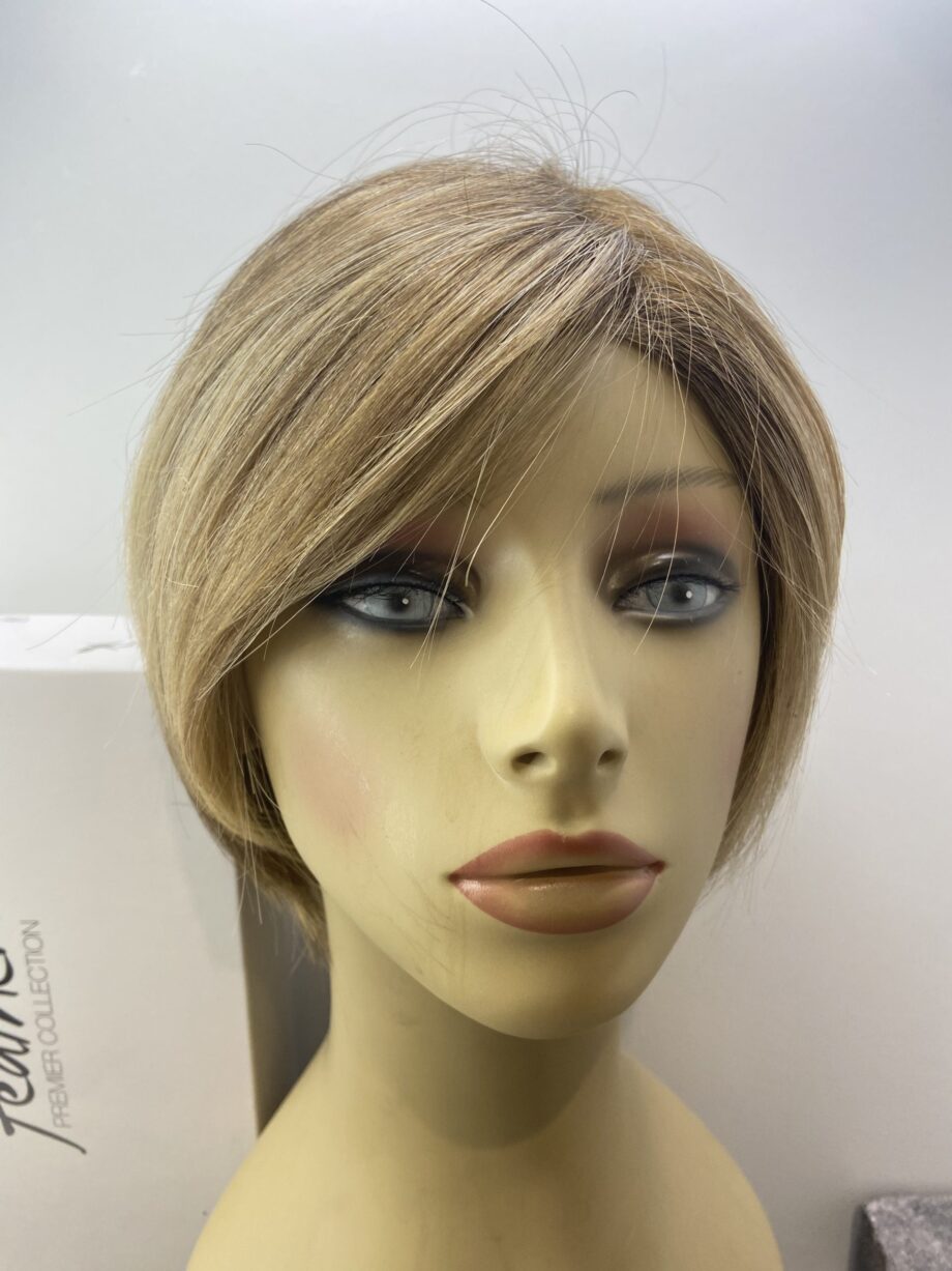 Brown short designer wig. Bbrms136