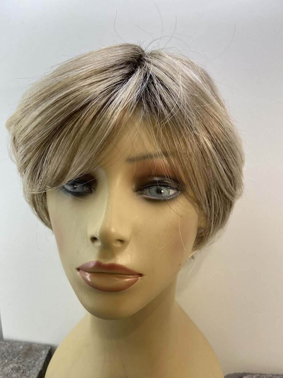 Trendy blonde rooted wig. Blss516