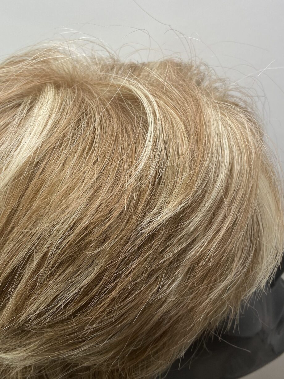 Short blonde straw swirl wig. Bblss142