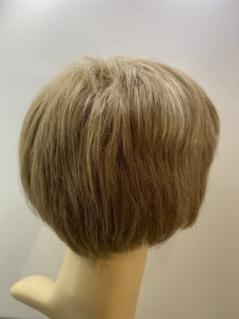 Light blonde short wig. Blss517