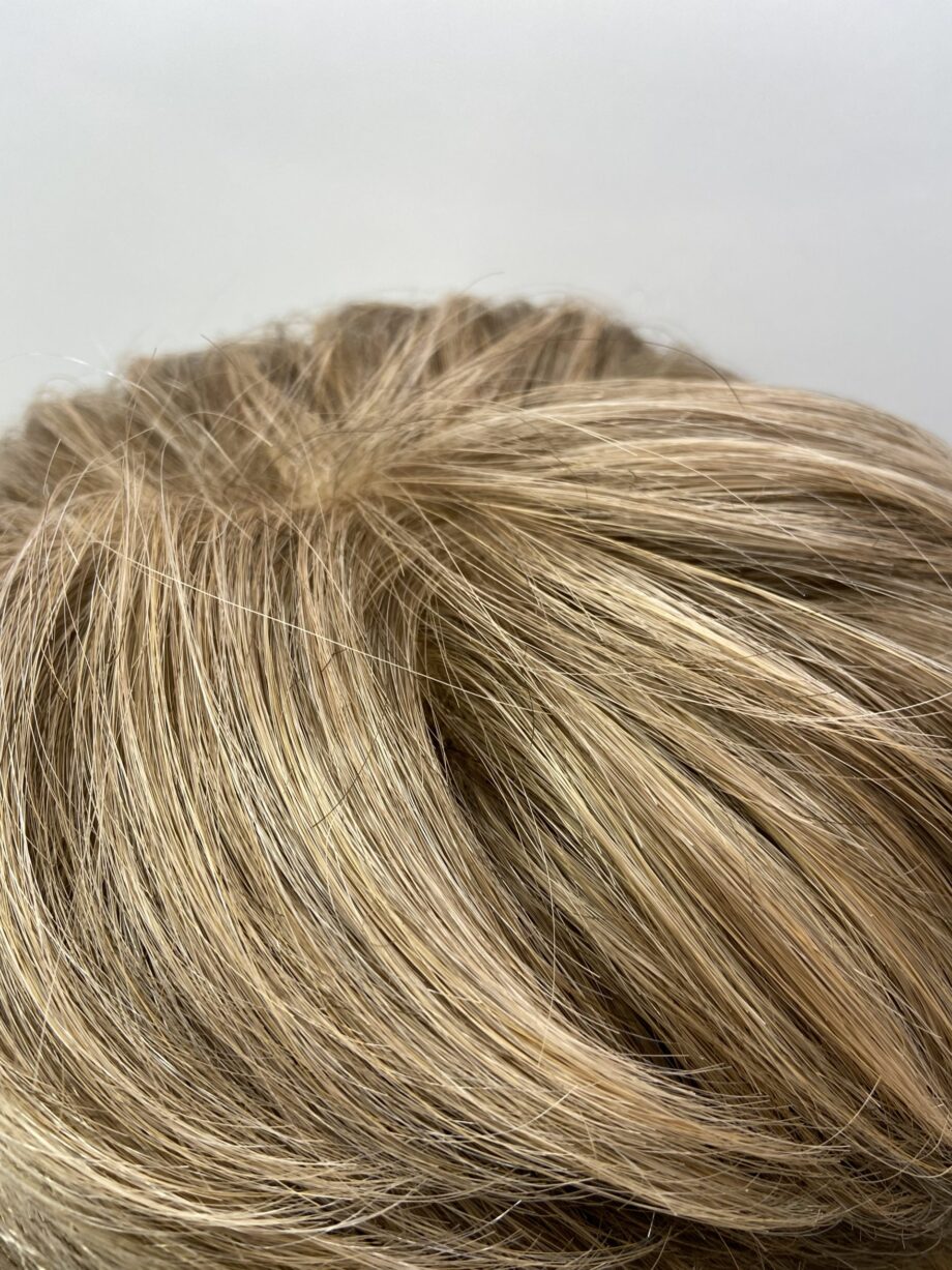 Soft cap light brown / blonde short wig. Blss7017