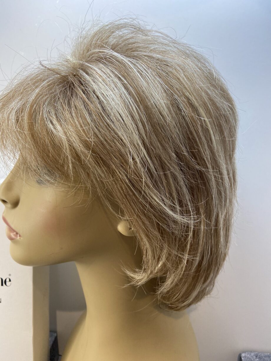 Blonde highlighted mid length wig. Bblms123