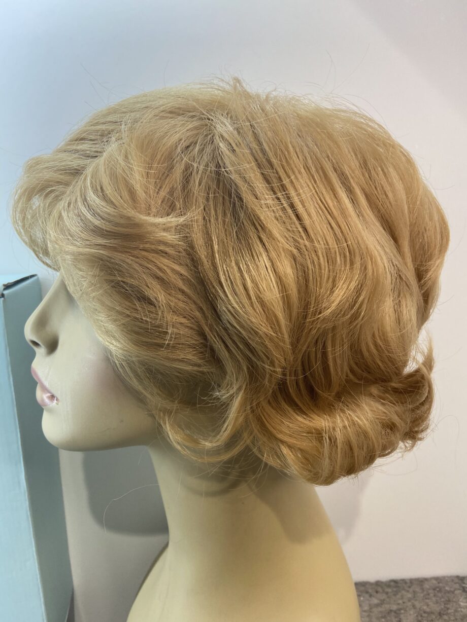 Blonde new wavy wig. Bblsc102