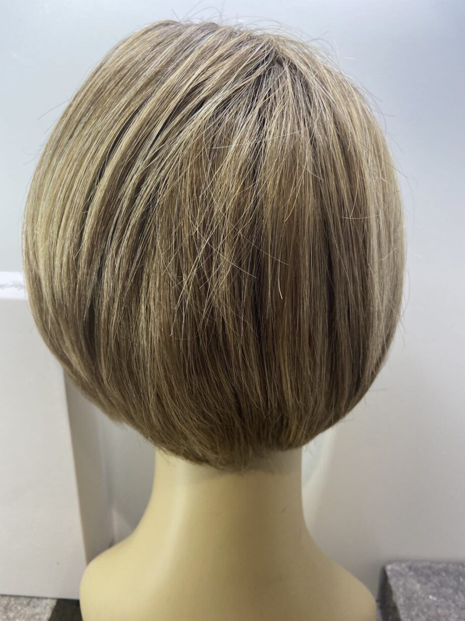 Brown short designer wig. Bbrms136