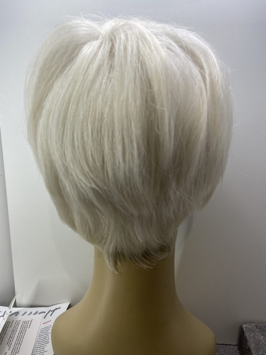 Exquisite Snow White short wig. Wss93