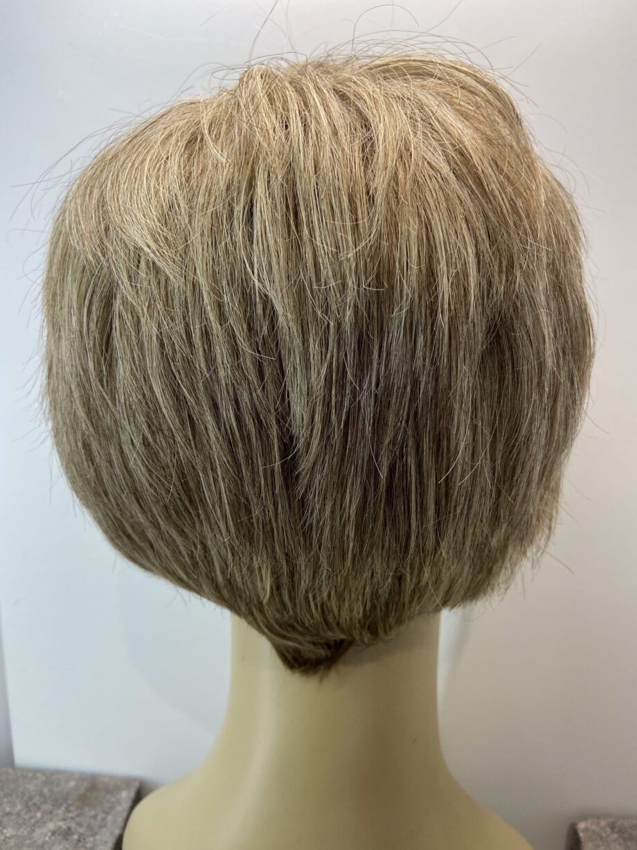 Short blonde full wig. Blss98