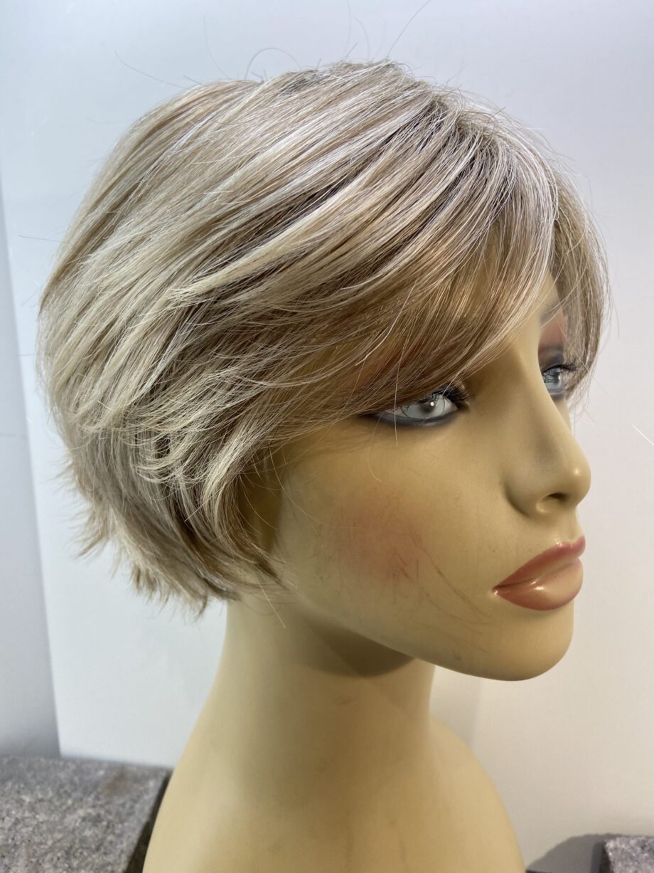 Trendy blonde rooted wig. Blss516