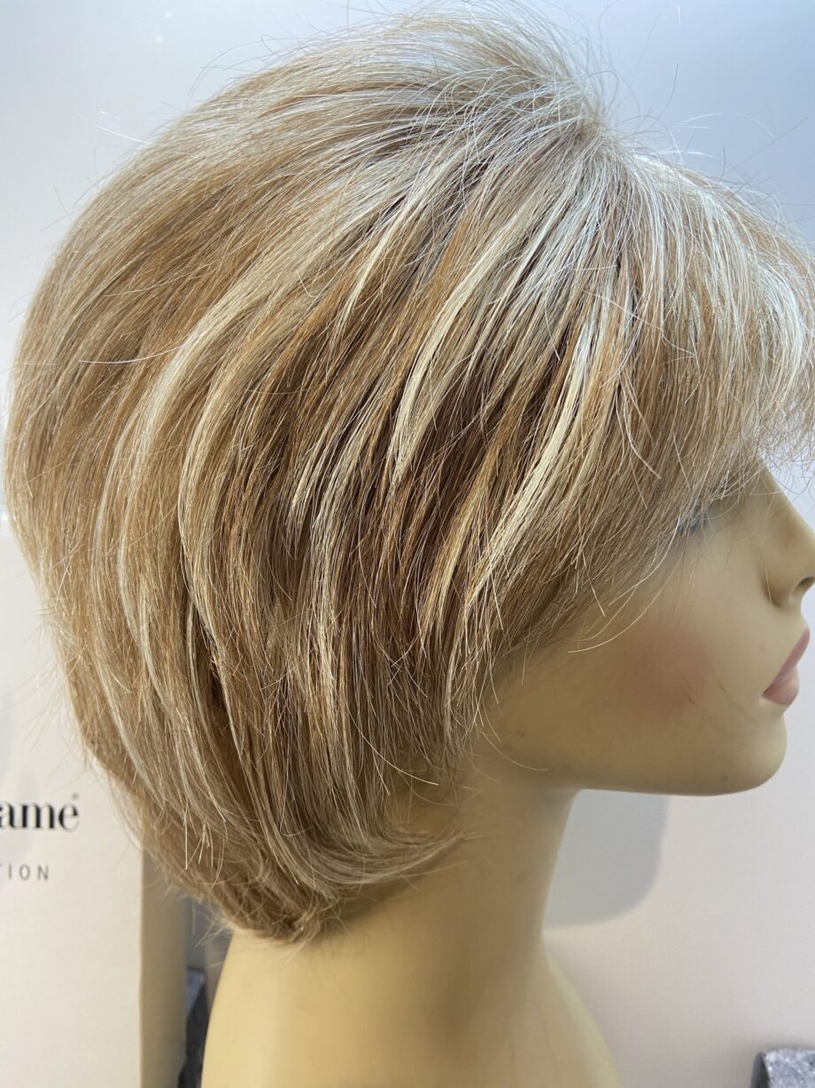 Blonde highlighted mid length wig. Bblms123