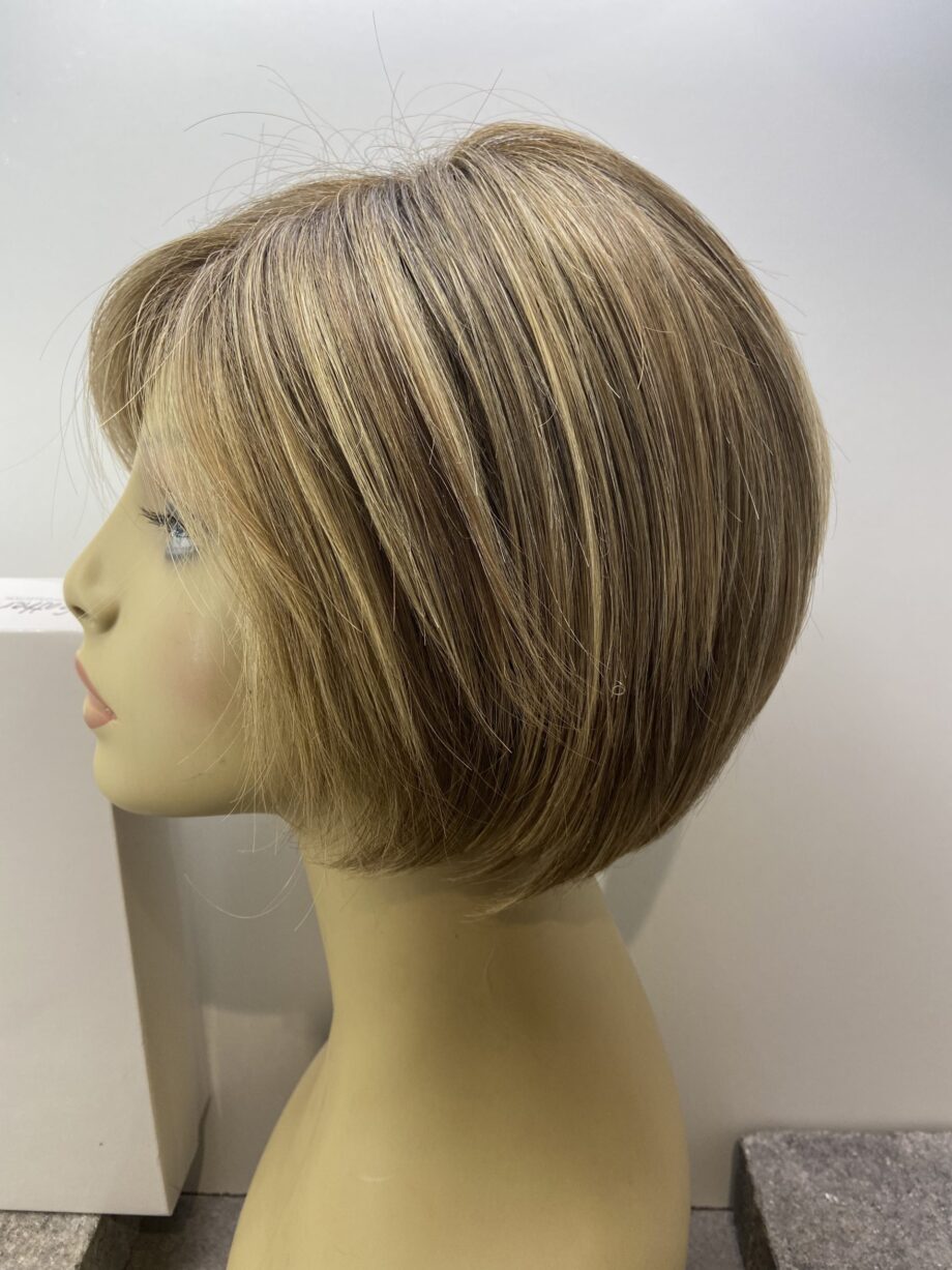 Brown short designer wig. Bbrms136