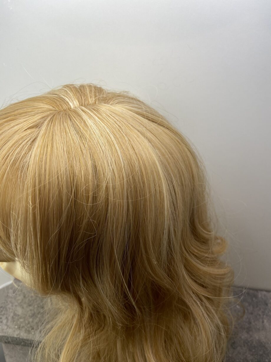 Very long blonde curly wig. Bllc87