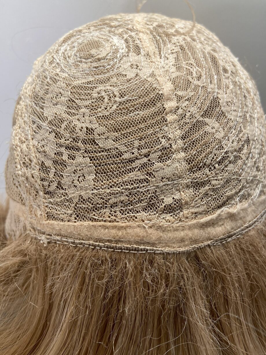 Blonde mid length wig. Blmw52