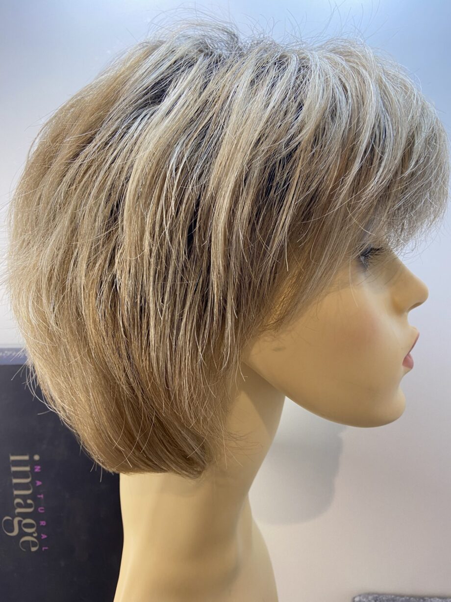 Rooted blonde mid length wig. Bblms122