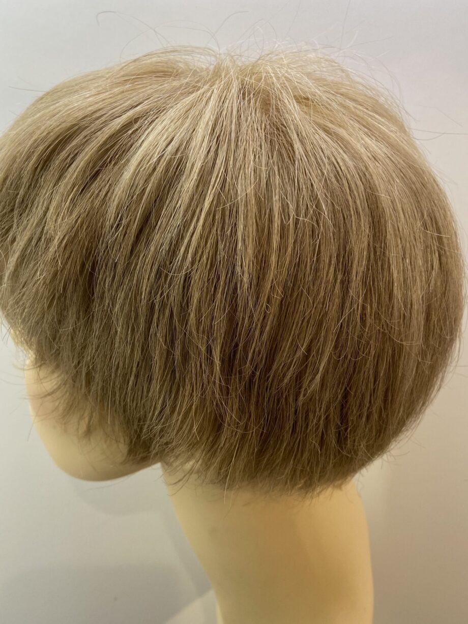 Light blonde short wig. Blss517