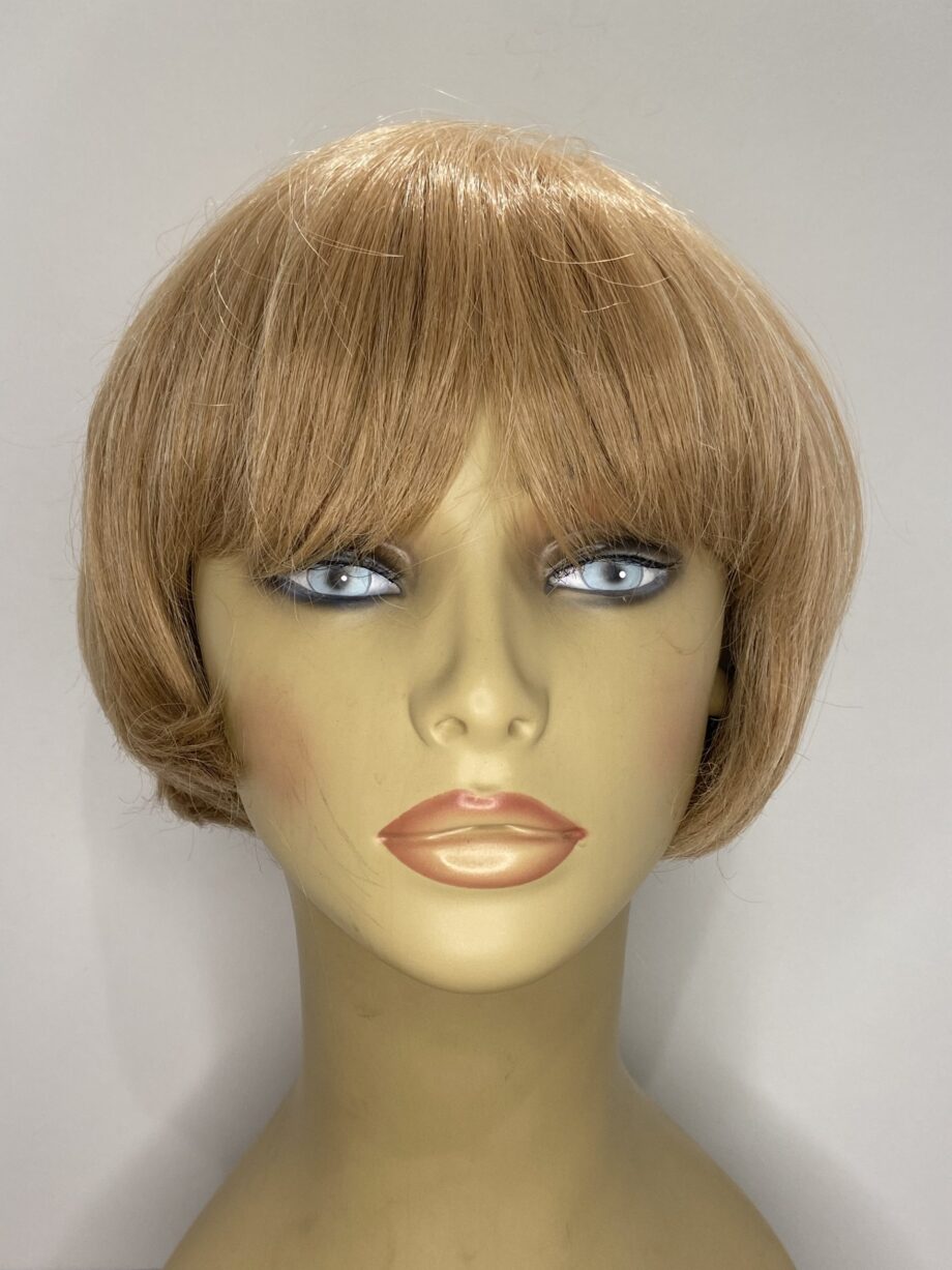 Blonde mid length wig. Blmw52