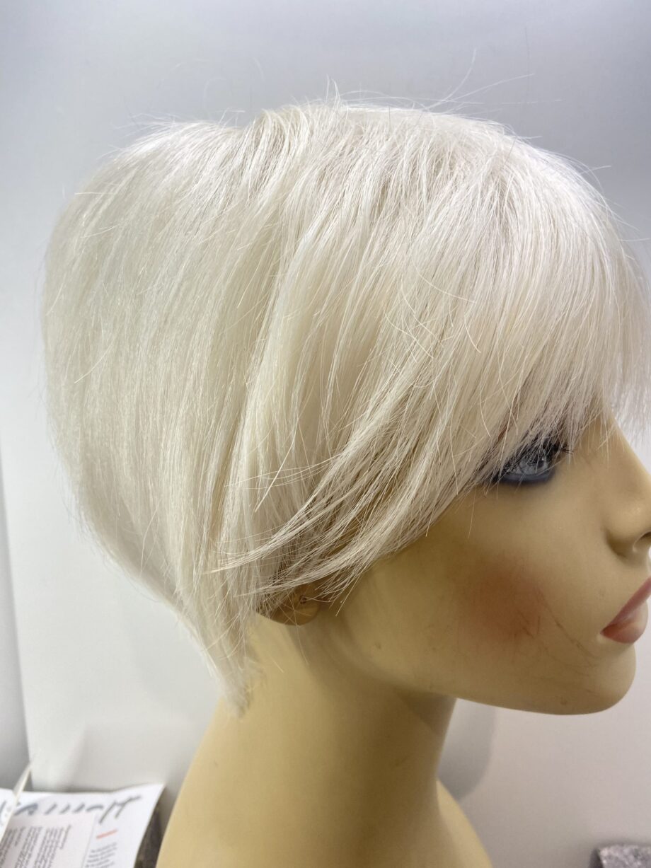 Exquisite Snow White short wig. Wss93