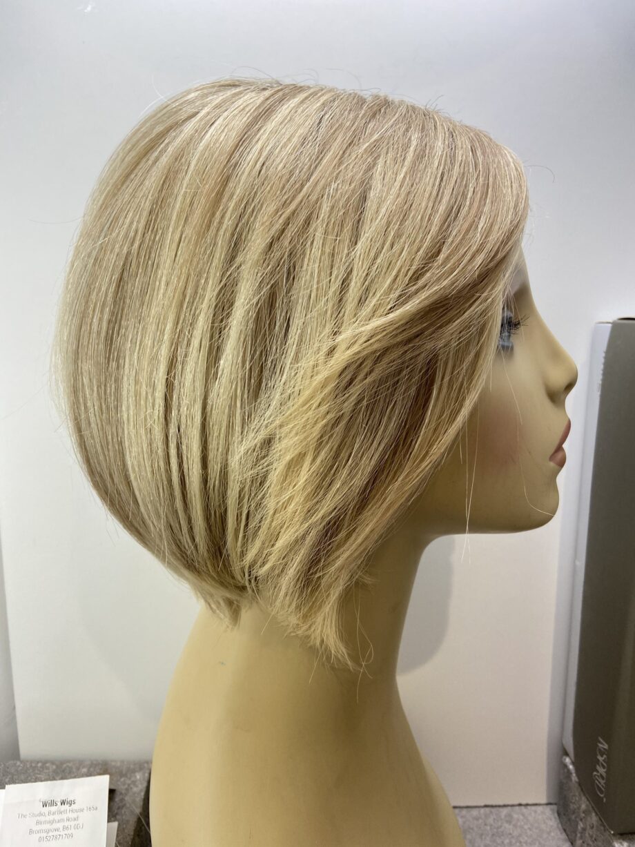 Stunning blonde mid length wig. Bblms145