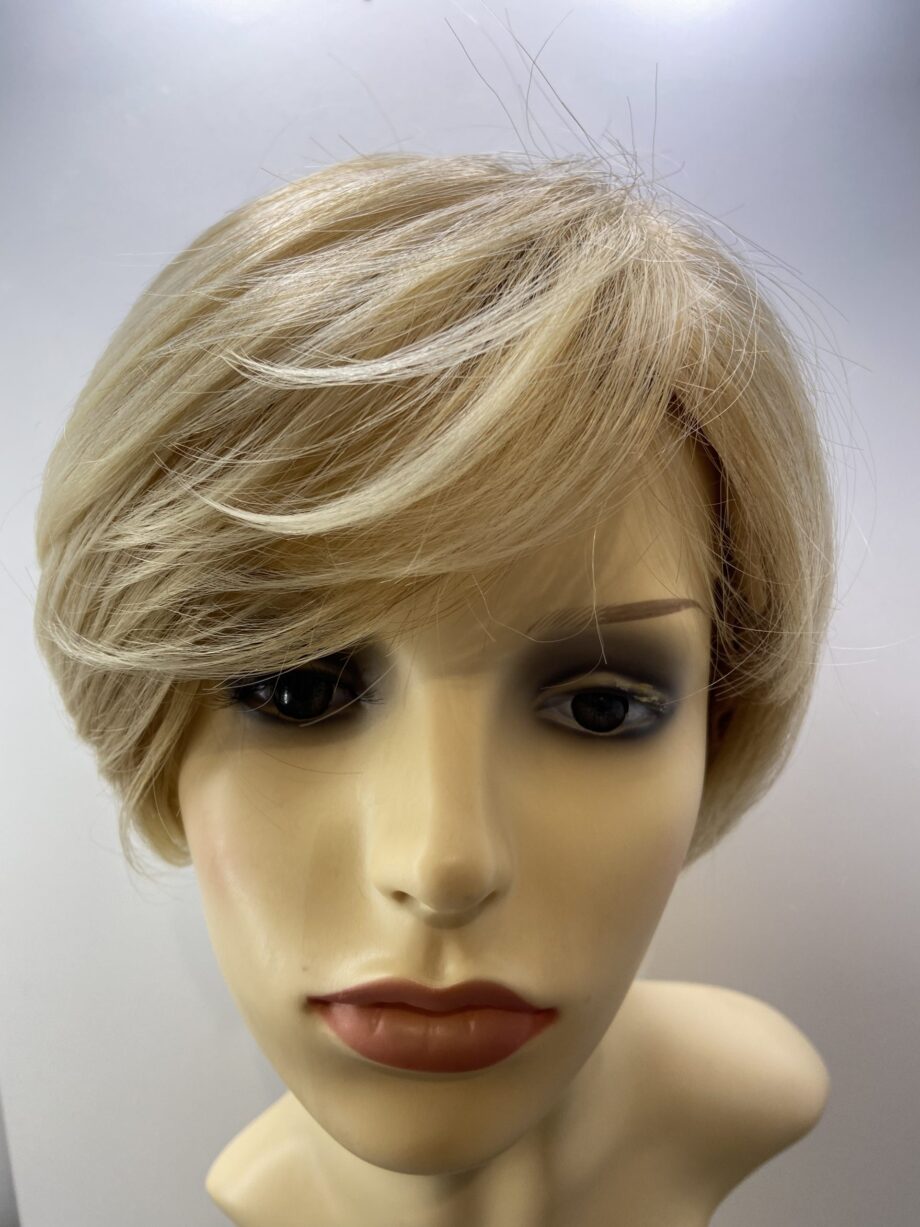 Beautiful blonde short wig. Blss40