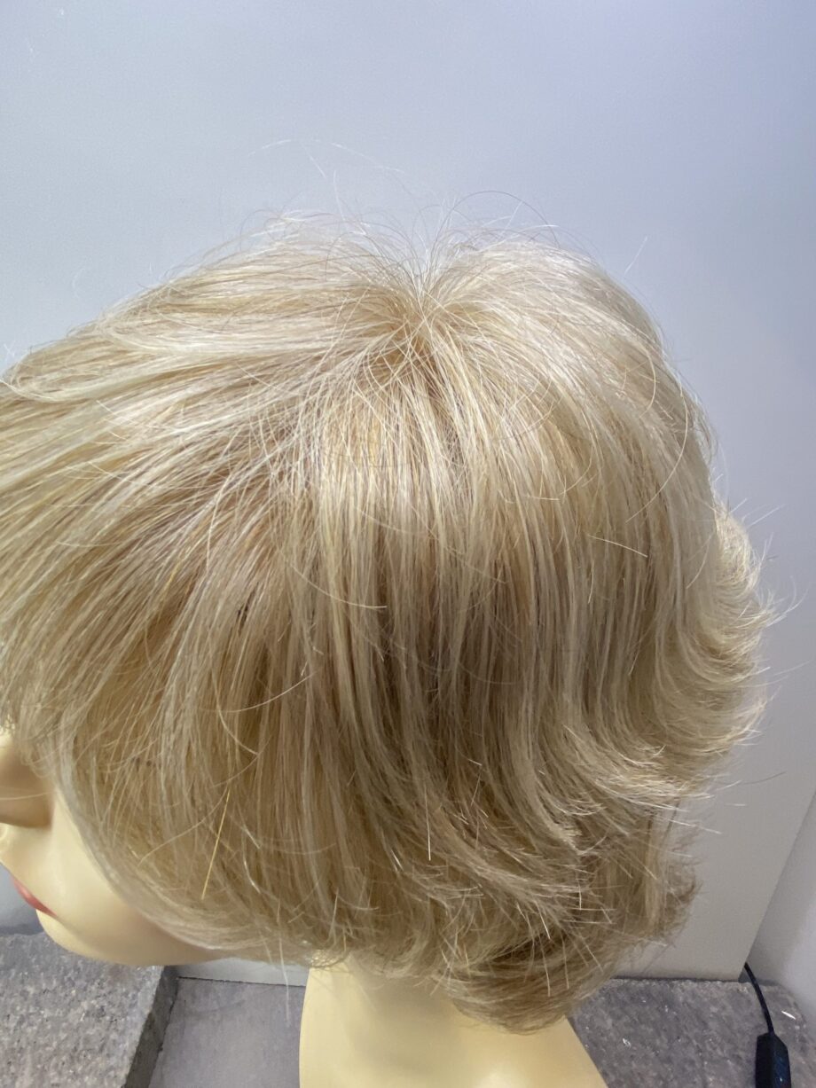 Blonde wavy wig.  Blmw7022