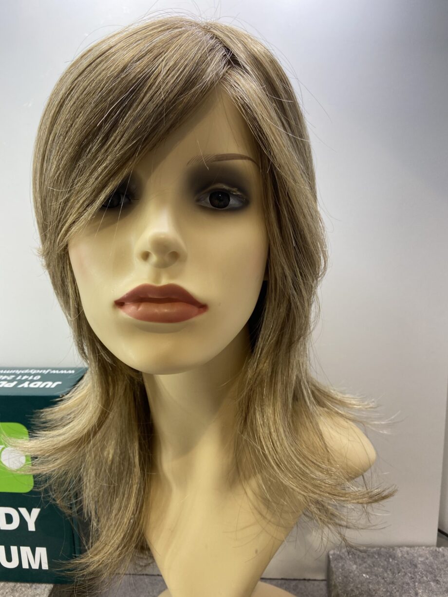 Beautiful Long blonde wig. Bblls146