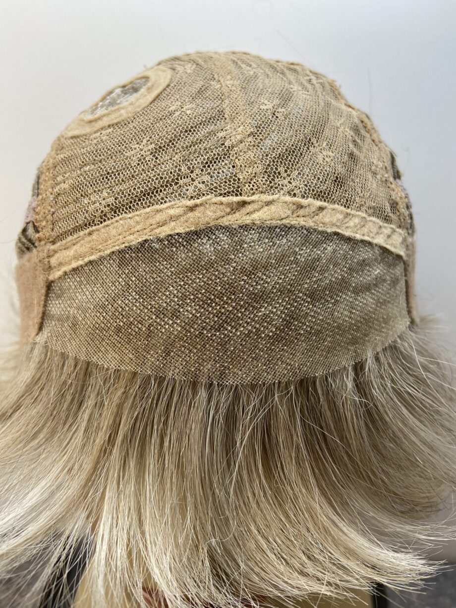 Short blonde/grey wig. Gss7028