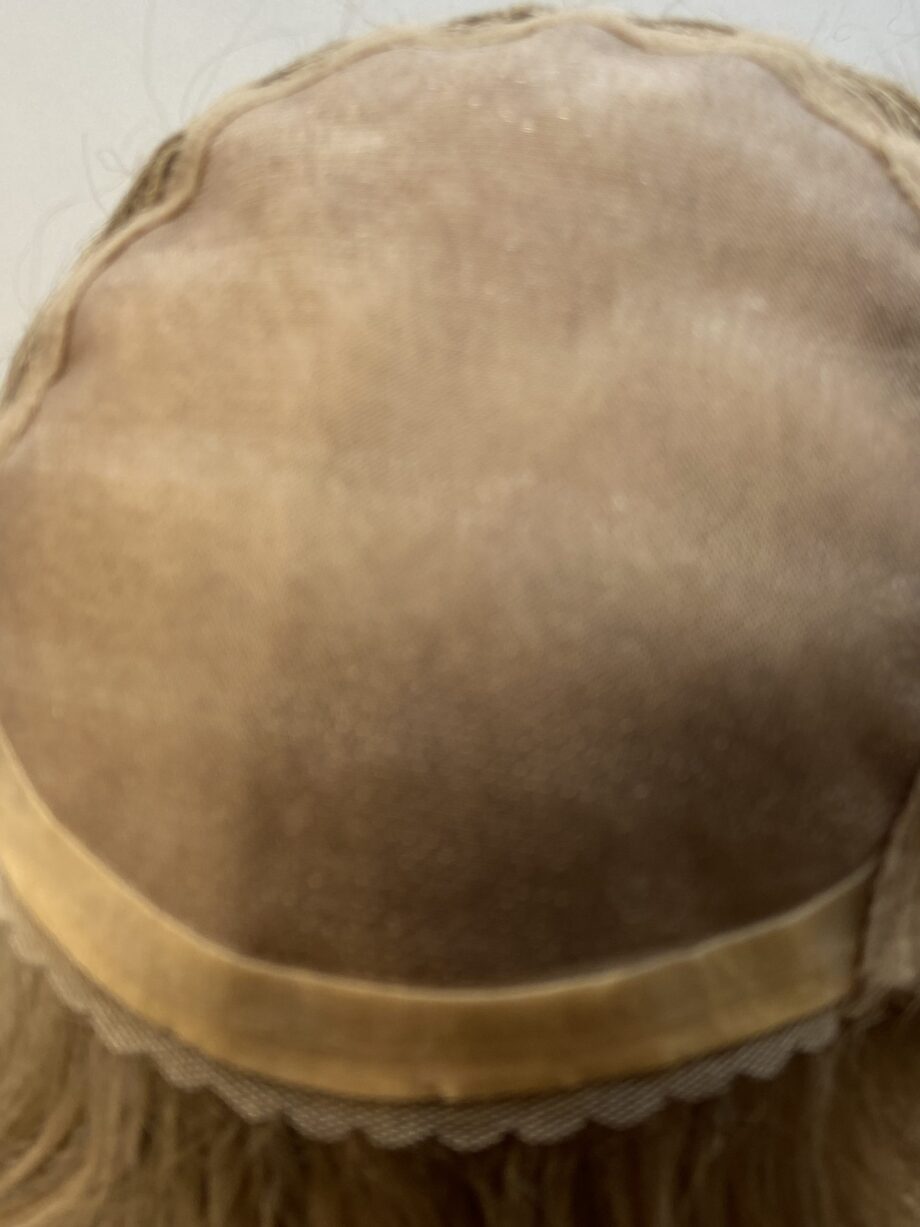 Shiny short blonde wig. Blss7027