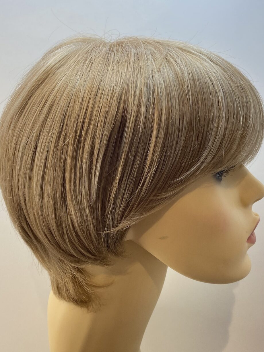 Shiny short blonde wig. Blss7027