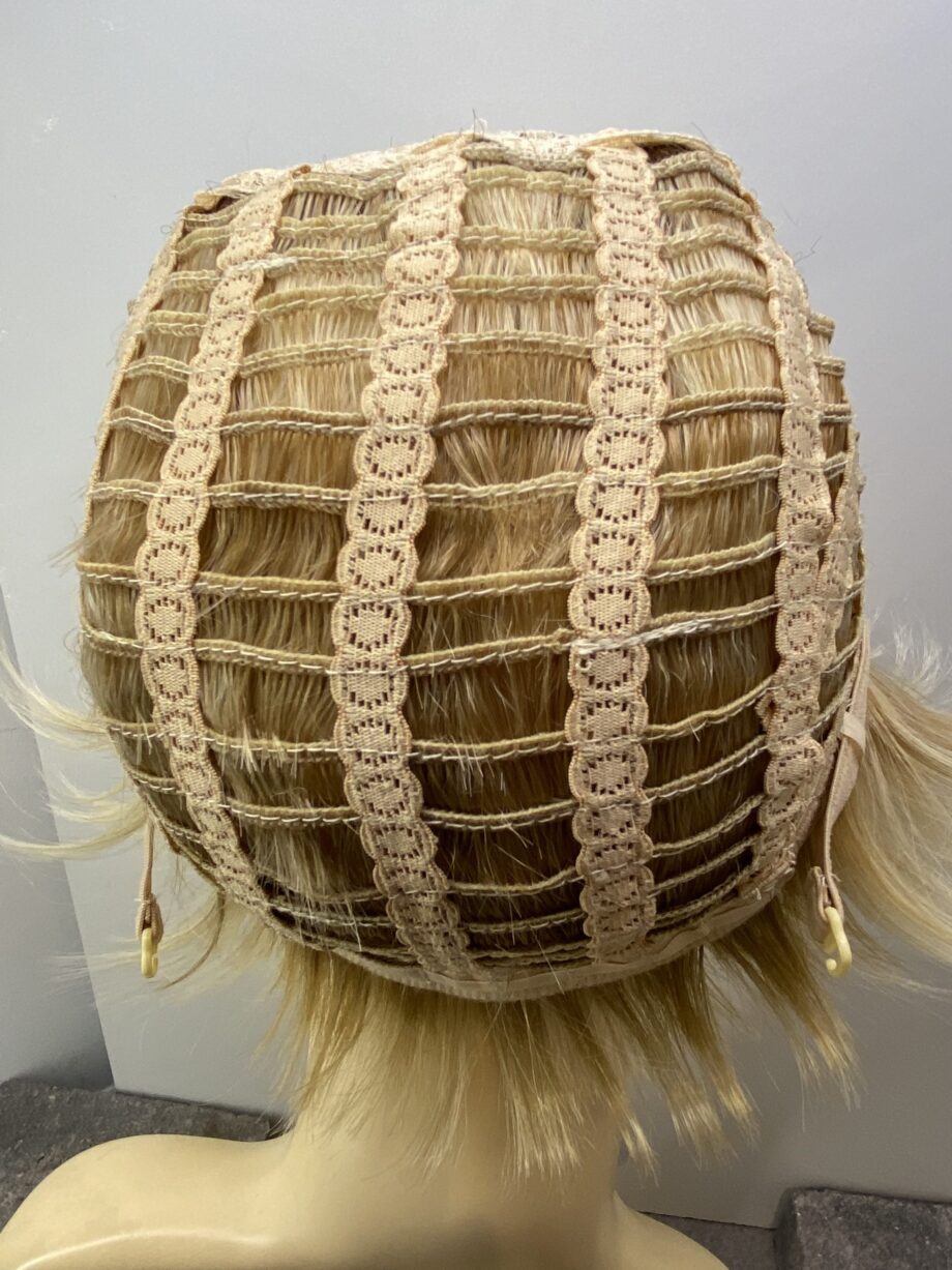 Beautiful blonde short wig. Blss40