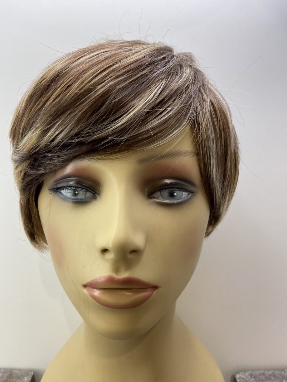 Short brown highlighted wig. Brss43