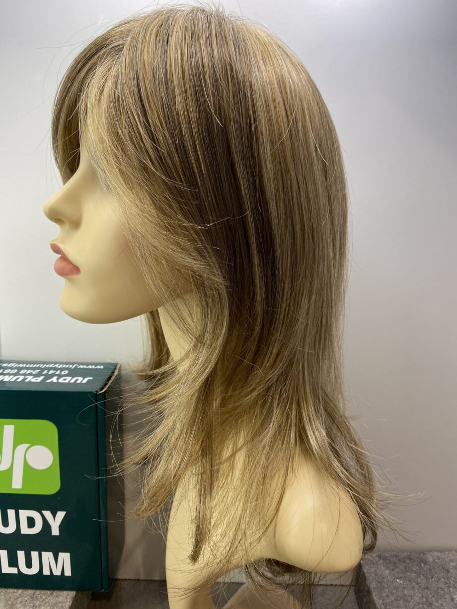 Beautiful Long blonde wig. Bblls146