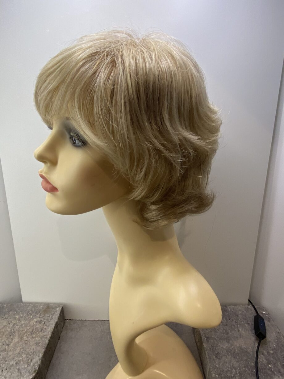 Blonde wavy wig.  Blmw7022