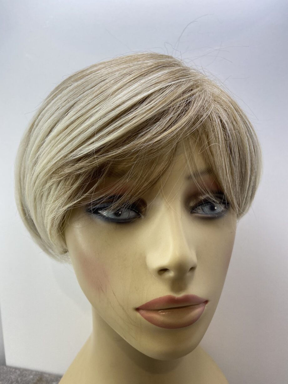 Short blonde highlighted wig. Blss41